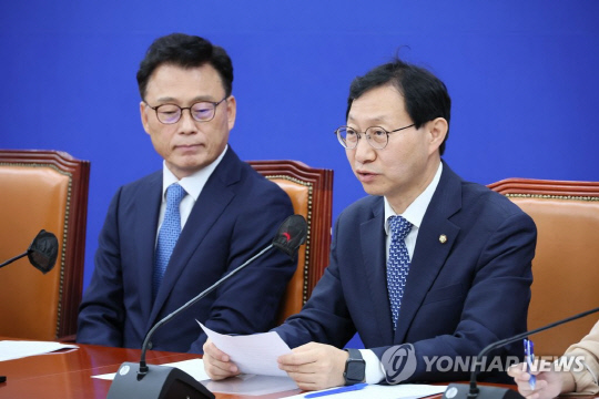 김성주 더불어민주당 정책위 수석부의장이 13일 오전 국회에서 열린 원내대책회의에서 발언하고 있다.<연합뉴스>